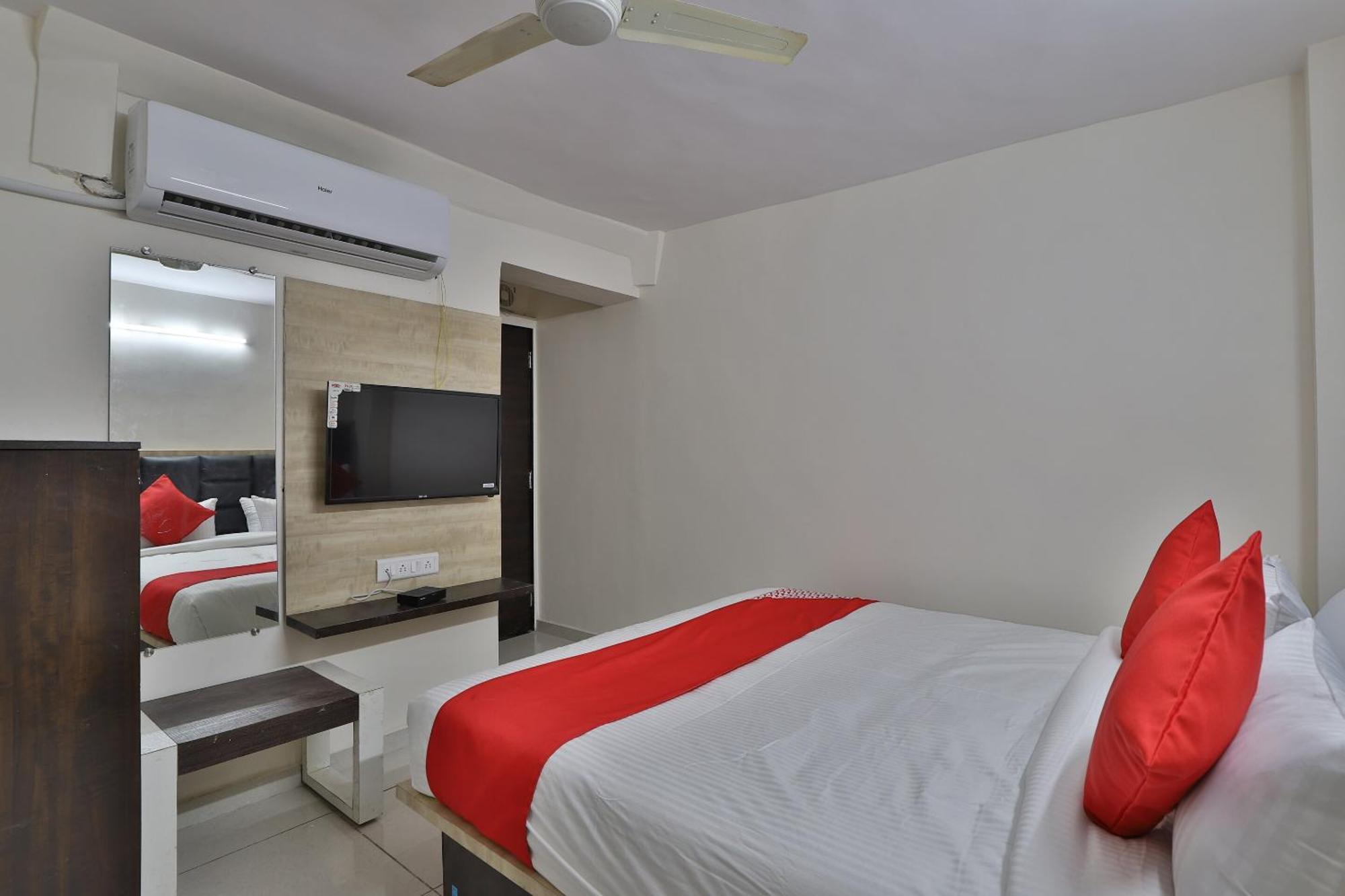 Hotel O Sunway Ahmedabad Bagian luar foto