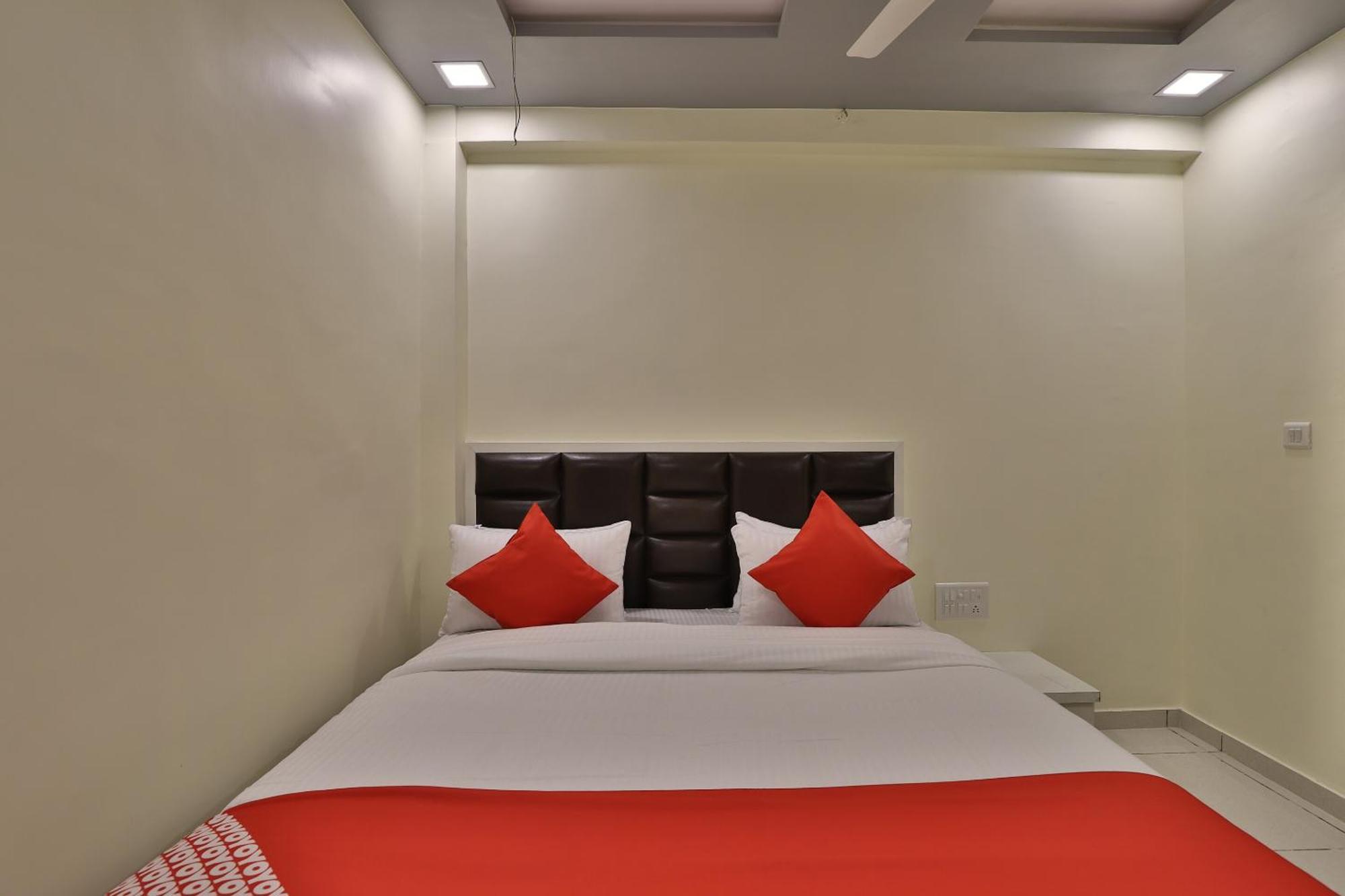 Hotel O Sunway Ahmedabad Bagian luar foto